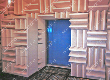 クランクレール開閉型内壁吸音ドア付きの無響室