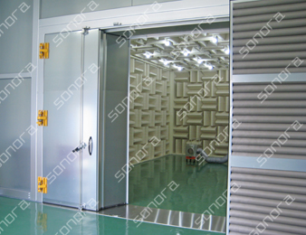 ゼロタイトドア：床面フラット工法の組立式半無響室