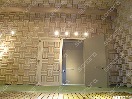 工場や研究所内の音響テスト、開発用に使用されている無響室