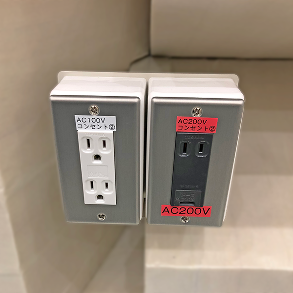 100V/200V outlets