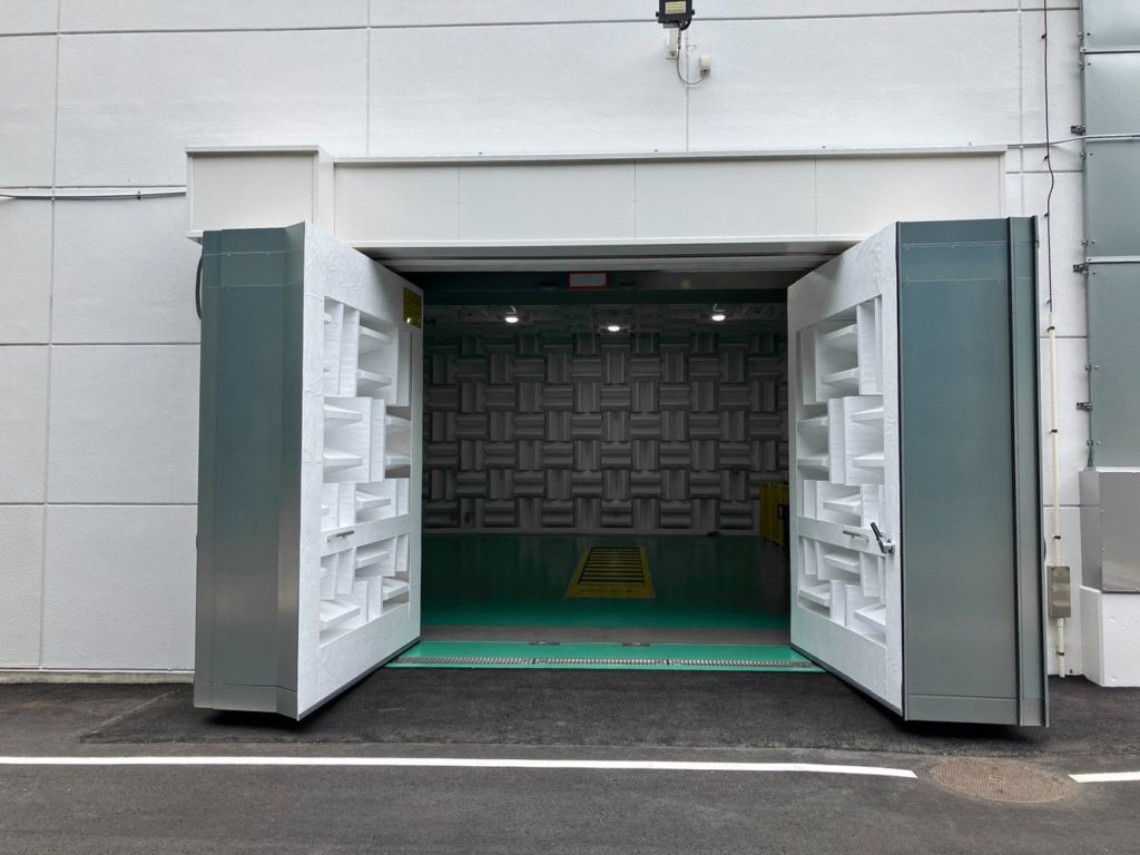 大型開口部・外部側から見た半無響室